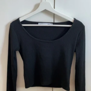 Topp - En croppad tröja från lager157. Ribbad och urringad. Jättefin och bra skick. (Kom privat för fler bilder)