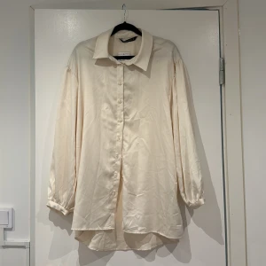 Skjorta  - Beige skjorta i storlek 42, oanvänd med prislappen kvar. 