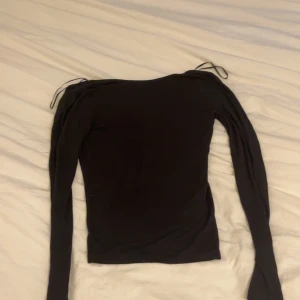 2 tröjor  - Svarta från lager 157 aldrig använd, vita från New Yorker använd en gång, svarta är v ringad där bak så att man ser ryggen 