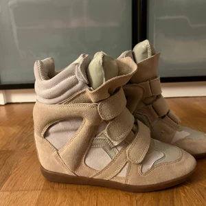 Sjukt snygga isabel marant skor - Säljer dessa nästan oanvända isabel marant skor då dem tyvärr var för små! Dem är äktenhetsverifierade av Vinted då jag köpte dem av en tjej där, dustbag ingår! Boxen ingår dock inte då tjejen jag köpte skorna av hade slängt den💞
