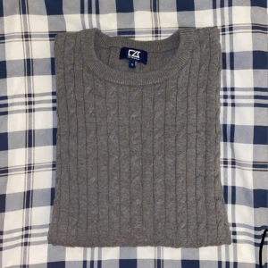 Kabelstickad tröja - Skicket är bra, 9/10 inga defekter. Är 100% bomull men är väldigt bra kvalite. Kan gå ner i pris vid snabb affär. Står S men kan passa M