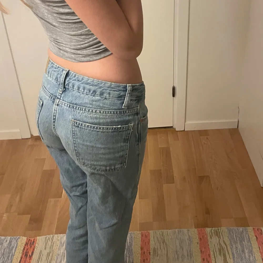 Säljer de här jeansen från lager 157 för att de knappt används. Nypris är 400kr, är öppen för prisförslag, De är knappt använda så de är i bra skick!. Jeans & Byxor.