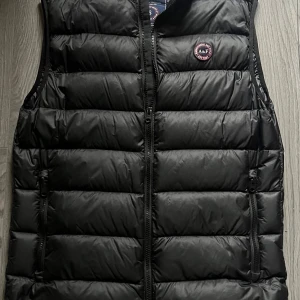 Abercrombie & fitch  - Abercrombie & fitch väst. Sitter jäkligt bra, storlek s Skick 9/10, nyskick