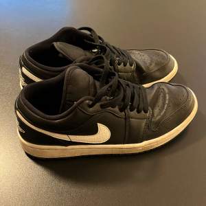 Jordan 1 low ”black white” i storlek 41 Haft de i fyra år och är i väldigt bra skick förutom att de är väldigt creasade.  De ser lite piggare ut efter en tvätt. Passar både kvinnor och män!👐🏻 Tror jag kan ha kvar orginal lådan om så önskas 