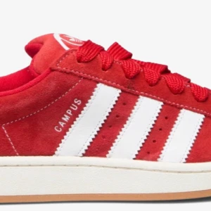 Campus 00s - Säljer mina röda adidas campus, endast om jag får ett bra erbjudande. De är i bra skik, däremot lite ljusare i färgen av solblekning. Annars är de i bra skik. Storlek 39