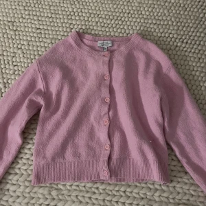 Rosa kofta från & Other Stories - Säljer en superfin rosa kofta från & Other Stories. Den är i storlek S och har långa ärmar. Koftan är gjord i ett mjukt material och har knappar hela vägen ner. Perfekt för både vår och höst!