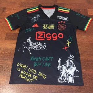 Fotbollströjor  - Säljer sköna fotbollströjor 300 kr st alla är storlek S. Pris kan diskuteras vid snabb affär.