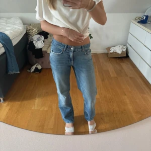 Raka jeans - Raka gina tricot jeans, ganska lågmidjade och väldigt snygga! Fortfarande bra kvalitet🤗