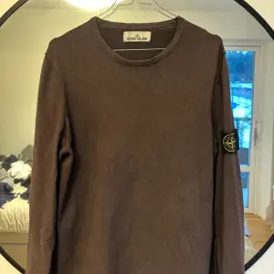 Säljer denna stickade tröjan från stone island i färgen brun. Tröjan är i fint skick och kan fixa fler bilder ifall det önskas. Skriv vid funderingar!