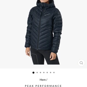 Peak performance  - Säljer min peak performance jacka väll använd men nått litet hål som knappt syns. Tror de e modellen på bilden skicka pm för egna bilder💗 om ni har frågor är de bara att fråga på!