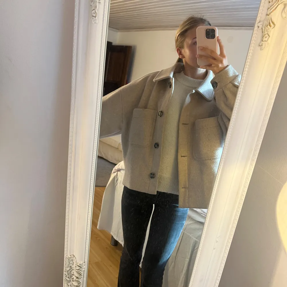 Jättefin beige kappa från NA-KD. Använd några gånger, men är fortfarande i väldigt fint skick. Kappan är lite oversized och är i storlek 34💕. Jackor.