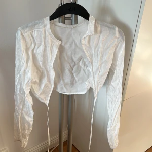 Kofta - Kofta/blus från Shein. Lite shiny/glittrig, kort, knytning. Oanvänd. Pris diskuterbart ❤️liten i strl