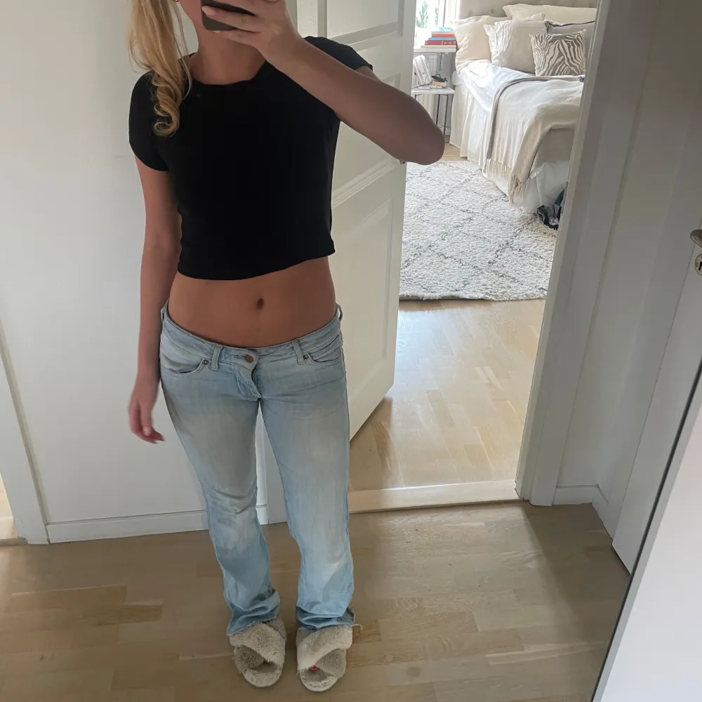 Säljer nu mina absolut favorit jeans från Wrangler . Storlek W27 L 34 Lite slitna nere vid fötterna men fortfarande super snygga. Samt litet hål i rumpan som jag har lagat så inget som syns när de sitter på utan bara när de är på sängen tex . Jeans & Byxor.