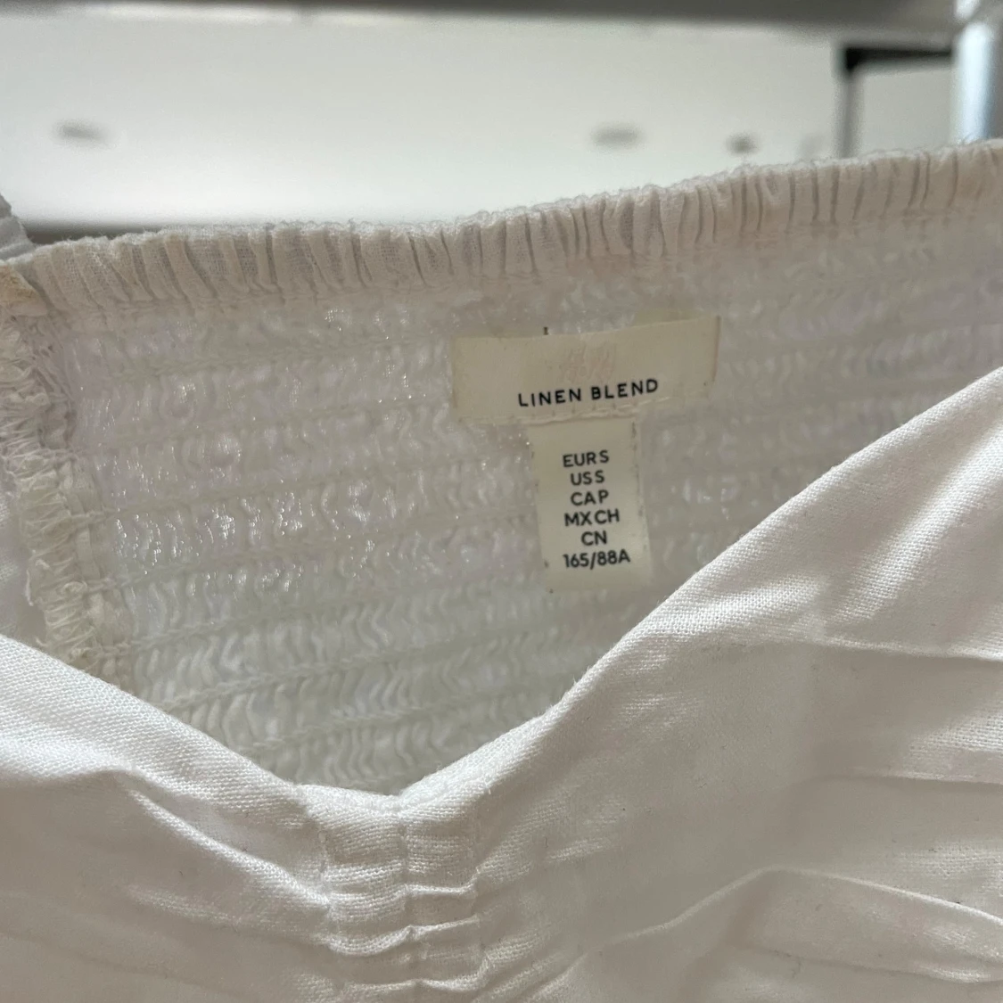 Vit linnetopp med volanger - 90