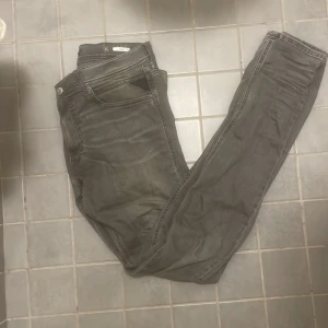 Replay jeans - Hej!  Säljer mina replay jeans. Riktigt snygga.  Strl w31 L34 Model MAX