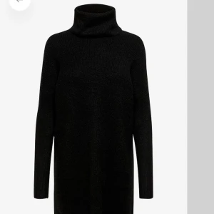 Stickad klänning - Säljer min stickade klänning, perfekt nu Till hösten/vintern. Passar perfekt med ett par boots till💕 Använd 1 gång.