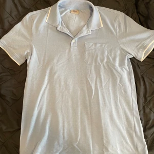 Ljusblå Piké tröja  - 10/10 skick och har använts enstaka gånger. Skriv vid eventuella frågor 