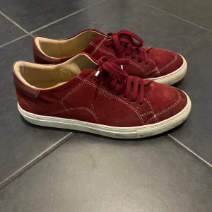 Axel arigato skor  - Jag säljer mina unika Axel arigato skor för att jag inte passar i dem dem är strl43 och har en väldigt fin färg skick 8/10 behövs bara tvättas lite skriv om du har funderingar pris kan diskuteras 