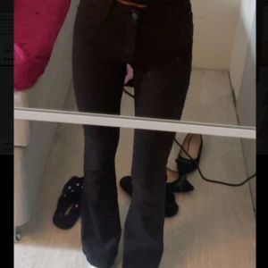 Botcut jeans  - Svarta botcut jeans från Gina Tricot. Strl 32.  Passformen är tight och midjan går under naveln på mig. Köpta för 400kr, säljer för 330💕 bra skick! (Fraktkostnad tillkommer) skrov vid funderingar/ frågor💕