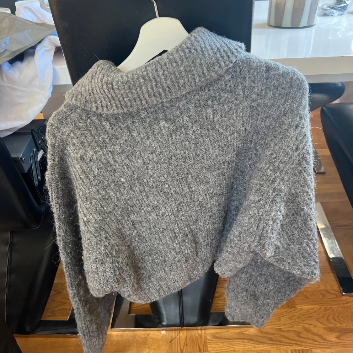 Grå stickad  - 91