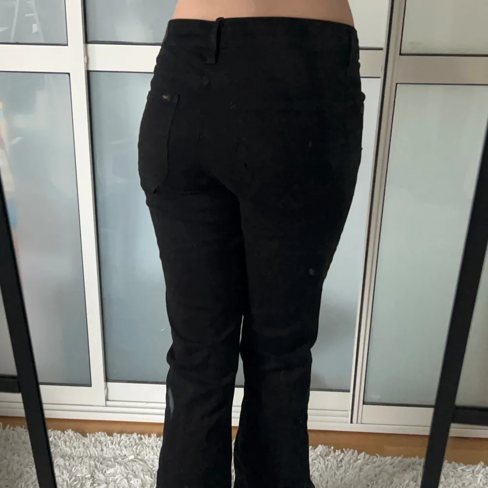 Svarta Lågmidjade jeans från lee, står ingen storlek men skulle säga w28/s även väldigt stretchiga. Midjemått:38 stretch till 42. Innerbenslängd: 75. Köp sker via köp nu, jag postar inom 24h. Kvar tills markerad såld . Jeans & Byxor.