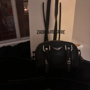 Zadig & Voltaire sunny xs studs bag - Säljer min Zadig sunny bag då den inte kommer till användning Lönngren men har älskat det i mer än 2 år nu när jag köpte den i Paris. Den har inget som är sönder men man ser att den är använd!❤️ dustbag finns och originalpris var 4500kr pris kan disku