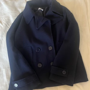 Design By Si Kappan NAVY - Design by si’s ”Gina coat” kappa. Färgen NAVY (mörkblå). Jättefint skick utan några defekter eller större tecken på användning. Från Design By Si. Storlek XS/S. 💗 Nypris på hemsidan är 750kr. 