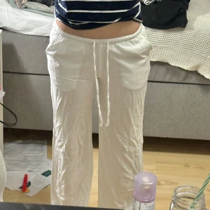 Lågmidjade linnebyxor - Jättefina lågmidjade linnebyxor, sköna, storlek XS, passar någon runt 160, inga defekter
