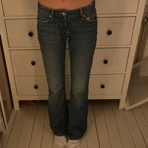Low Waist Jeans - Så fina lågmidjade jeans från Weekday! De är i nyskick! De är bootcut i benen och helt perfekta för hösten! Hör av er om ni har några frågor! Jag är 165 cm.