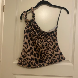  leopard topp - Jättefin one shoulder leopard topp, helt oanvänd, stl M passar även S, stretchig i matrialet, pris kan diskuteras 