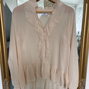 Söt blus  - Säljer denna söta blus köpt från Sellpy då det inte riktigt är min stil. I begagnat skick men inga tydliga tecken på användning.   Köparen står för frakten, kan även hämtas upp i Uppsala. 