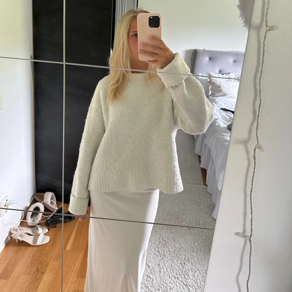 Vit stickad tröja, använd men i bra skick, något nopprig💕storlek L men skulle säga som en xs-s fast lite oversized . Tröjor & Koftor.