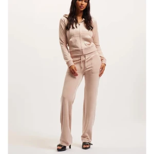 Juicy catoure set  - Säljer mitt Juicy set, byxa o kofta, oanvänd i perfekt skick