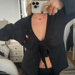 topp med knyte  - säljer denna eftertraktade toppen med knyte då den inte kommer till användning 