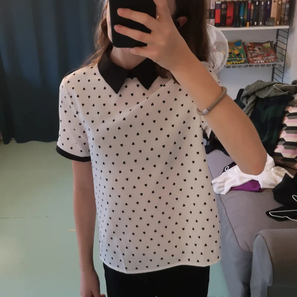 Säljer denna blus/skjorta med hjärtan på då jag inte använt den på några år. Strl 158 men passar förmodligen xxs, xs och s. 🥰 !!Knappast använd,bra skick.Kontakta vid frågor eller om dur intresserad.kan även tänka mig att sänka pris vid snabb affär ❤️. Puserot.
