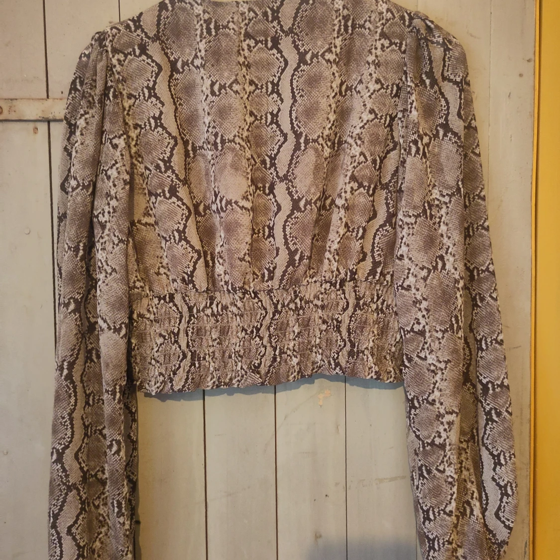 Ormmönstrad omlottopp från NA-KD - 90