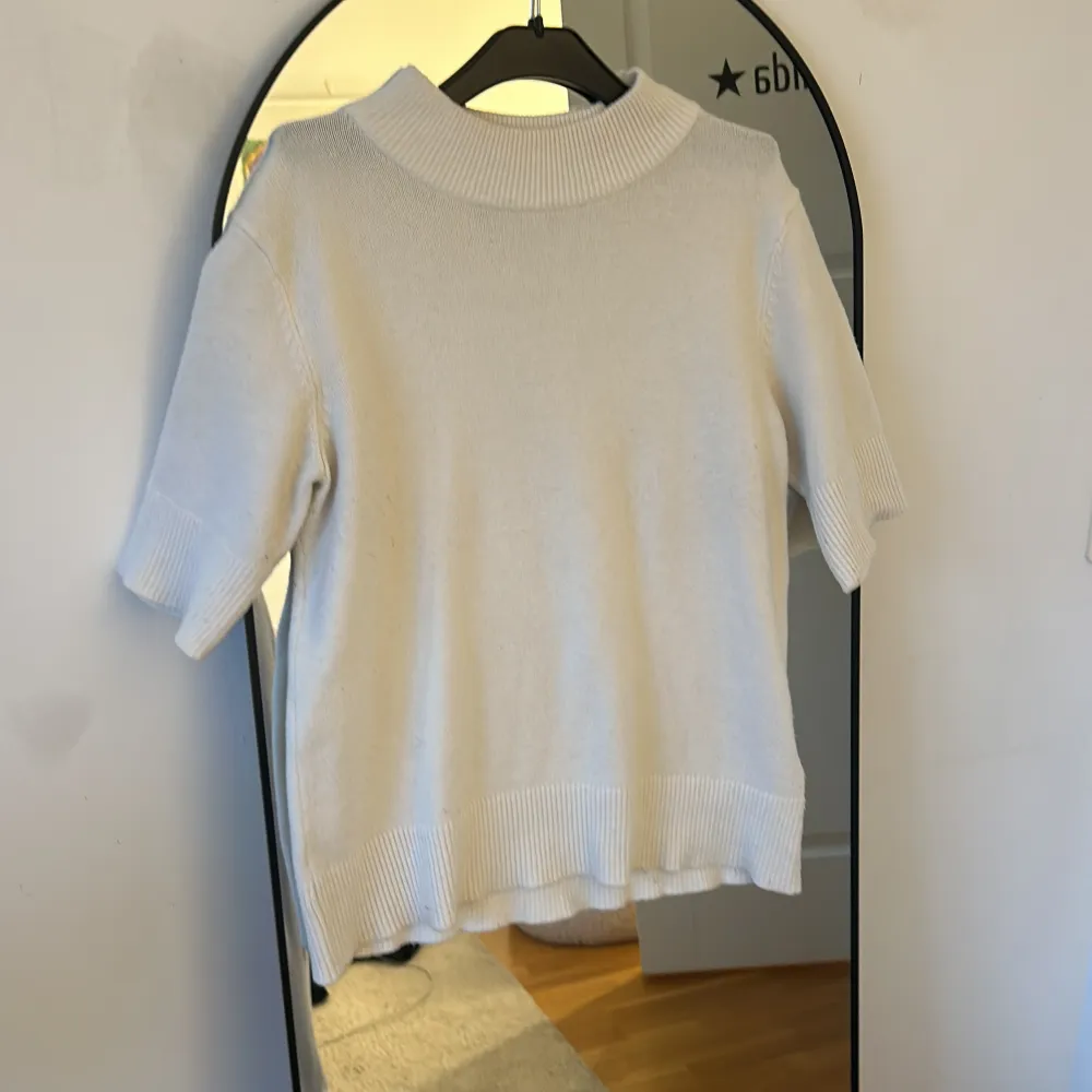 Jätte najs vit stickad t shirt som är ett perfekt bas plagg. Den har en liten krage som är as snygg detalj🩷. T-shirts.