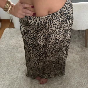 leopard kjol - finaste och trendigaste långkjolen som är så nice 