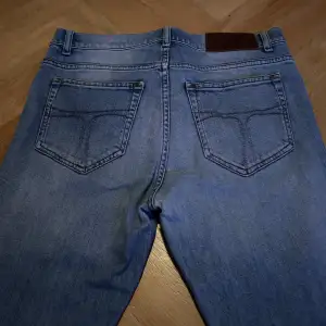 Jag säljer dessa Tiger of Sweden jeans i superskick, de har en slim fit och passar storleken. Storleken är W30 L32, fraktar samma dag. De har en liten lagning under knät som knappt syns.