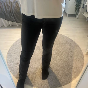 Mörkgråa/svarta jeans  - Mid/highwaist, raka, mörkgråa jeans. Säljer då de inte kommer till användning! Inga defekter.