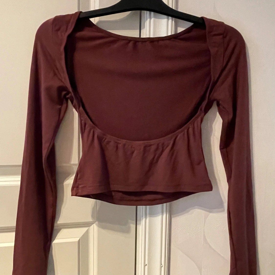 Långärmad topp med öppen rygg - 90