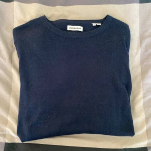 Stickad tröja - Mörkblå stickad tröja från Jack and Jones som är helt oanvänd, storlek M.nypris ca 449,Hör av dig vid minsta lilla intresse eller funderinar