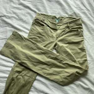 lågmidjade jeans - lågmidjade byxor 