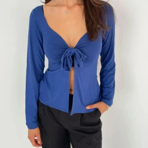 Design by si topp - Säljer denna design by si toppen i blått! Använd en gång så är helt som ny💙 