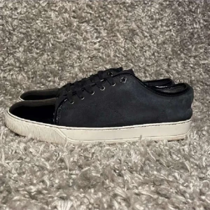 Lanvins - Ett par lanvins i väldigt fint skick. Storlek 45. Hör av er vid minsta fundering eller intresse😁