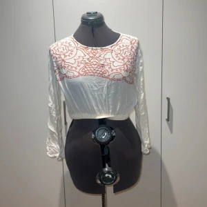 Tröja/topp vit med mönster  - Från Minipink strl S laddar även M 