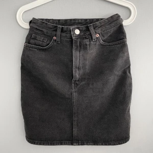 Svart Jeanskjol - Svart jeanskjol från Monki. Knappt använd🫶