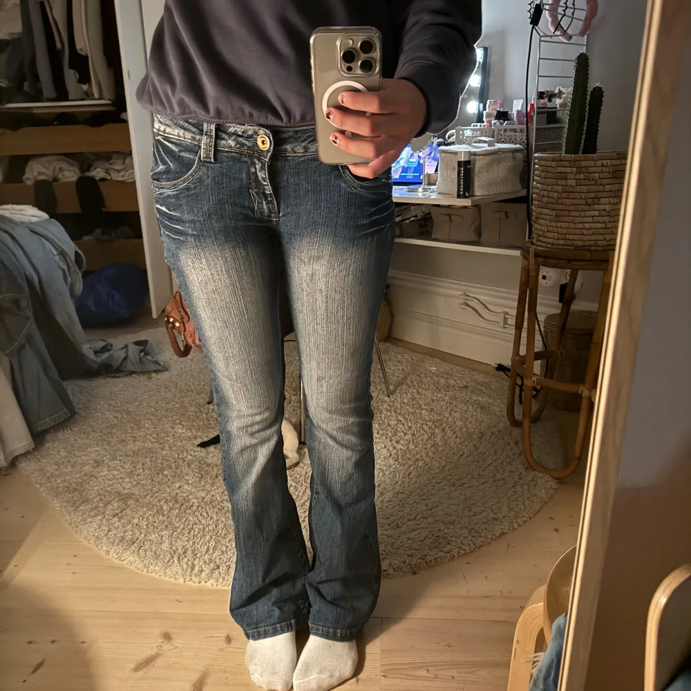 Midjemått: 39 Midjehöjd: 22  Innerbenslängd: 82 Bra skick❣️❣️❣️. Jeans & Byxor.