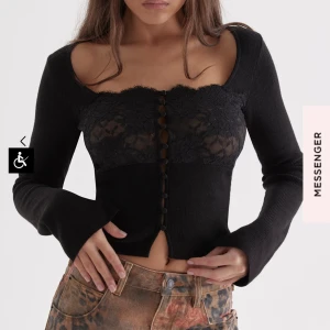 Kofta - Säljer denna jättefina tröja från house of cb. Använd max 2 gånger och är i nyskick. Säljer tröjan för 900, köpt för 1300. Kan tänka mig att gå ner i pris vid snabb affär❤️