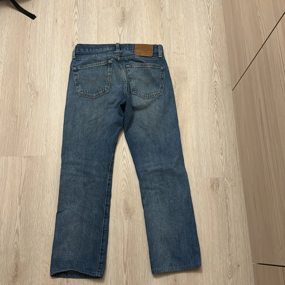 Säljer ett par blå Levis 501 jeans i storlek 29:30. Står L32 men dem är uppsydda till 30. Jeans & Byxor.